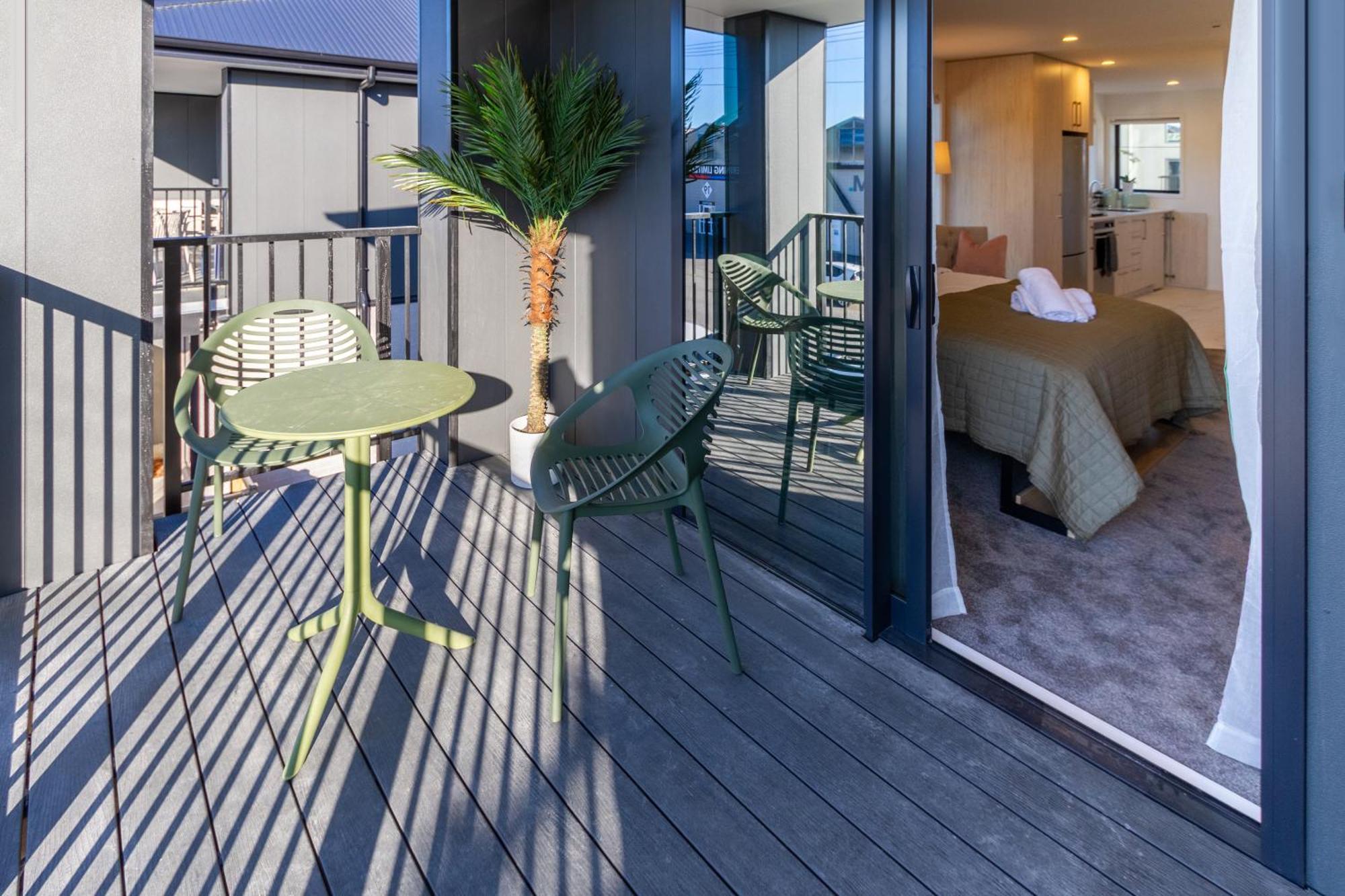 Luxury Studio With Balcony - Close To Supermarket Christchurch Zewnętrze zdjęcie