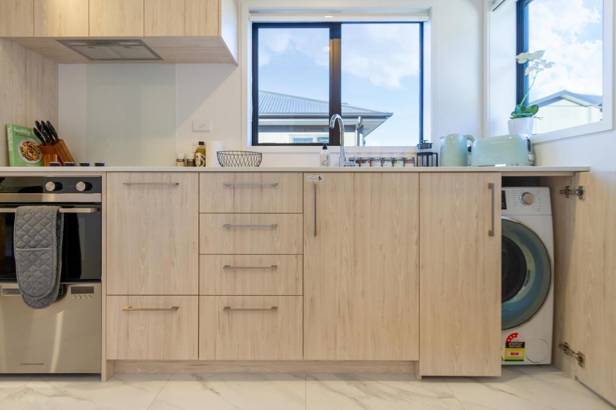 Luxury Studio With Balcony - Close To Supermarket Christchurch Zewnętrze zdjęcie