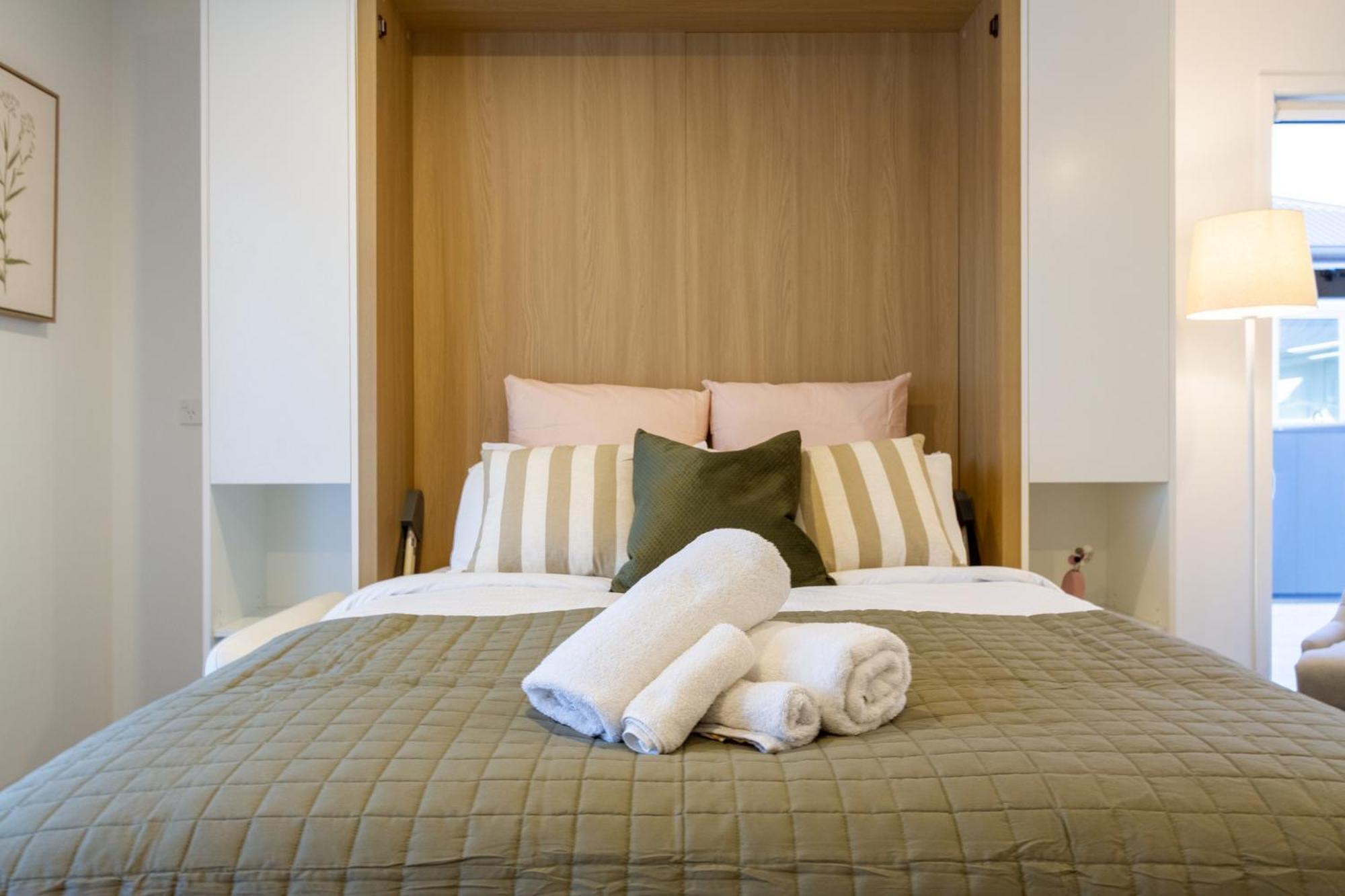 Luxury Studio With Balcony - Close To Supermarket Christchurch Zewnętrze zdjęcie