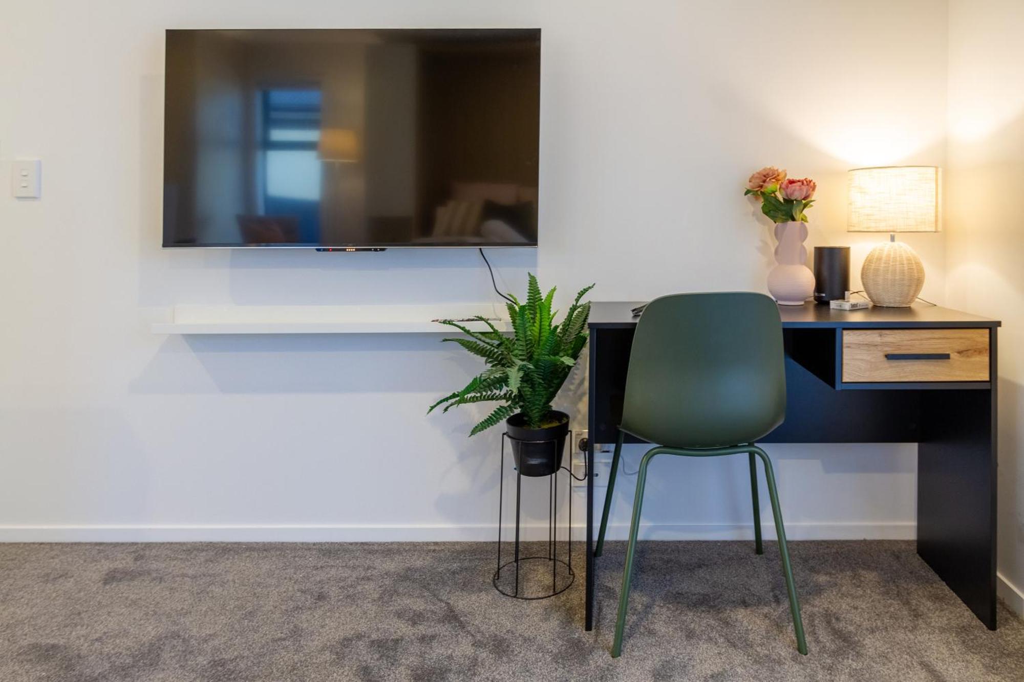 Luxury Studio With Balcony - Close To Supermarket Christchurch Zewnętrze zdjęcie