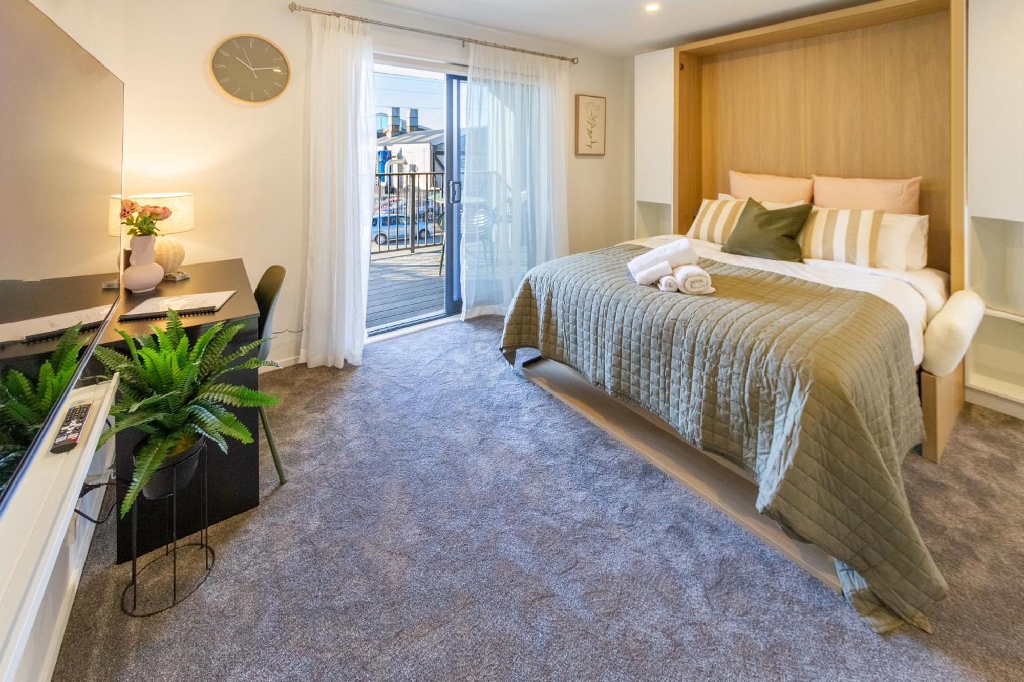 Luxury Studio With Balcony - Close To Supermarket Christchurch Zewnętrze zdjęcie