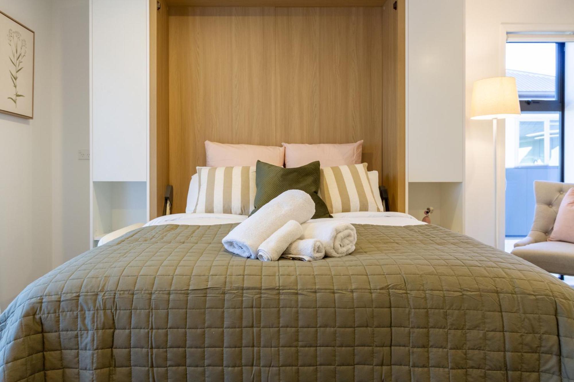 Luxury Studio With Balcony - Close To Supermarket Christchurch Zewnętrze zdjęcie